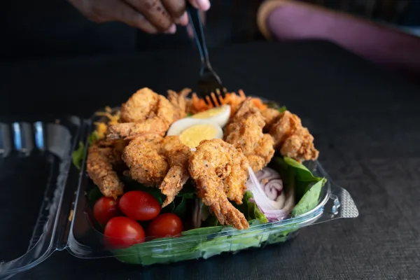 photo-fried-shrimp-salad-close-up