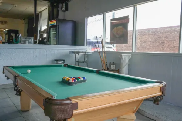 photo-pool-table-bar-interior